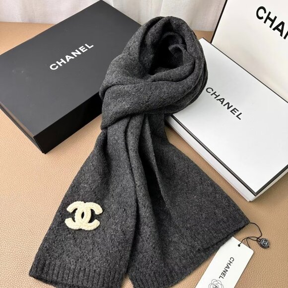 CHANEL Elegant Gray Scarf for Unisex - Picture 1 of 5